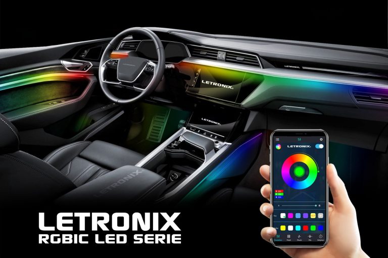 Innenansicht eines modernen Autos mit buntem LED-Licht und Smartphone-Steuerung.