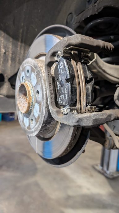 Bremssystem mit Scheibenbremse und Bremsbelägen in der Werkstatt.