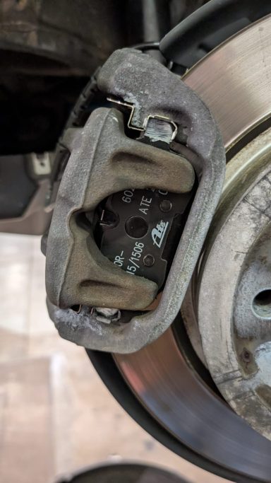 Bremssattel und Bremsscheibe eines Fahrzeugs, Ansicht von oben.