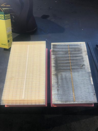 Zwei Holzplatten, eine hell und sauber, die andere dunkel und verschmutzt.